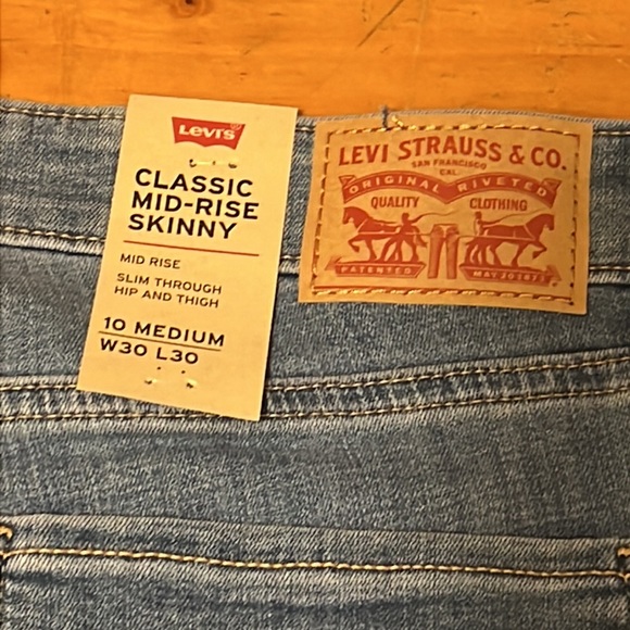 Classic Mod-Rise Skinny Levi’s - Picture 4 of 5